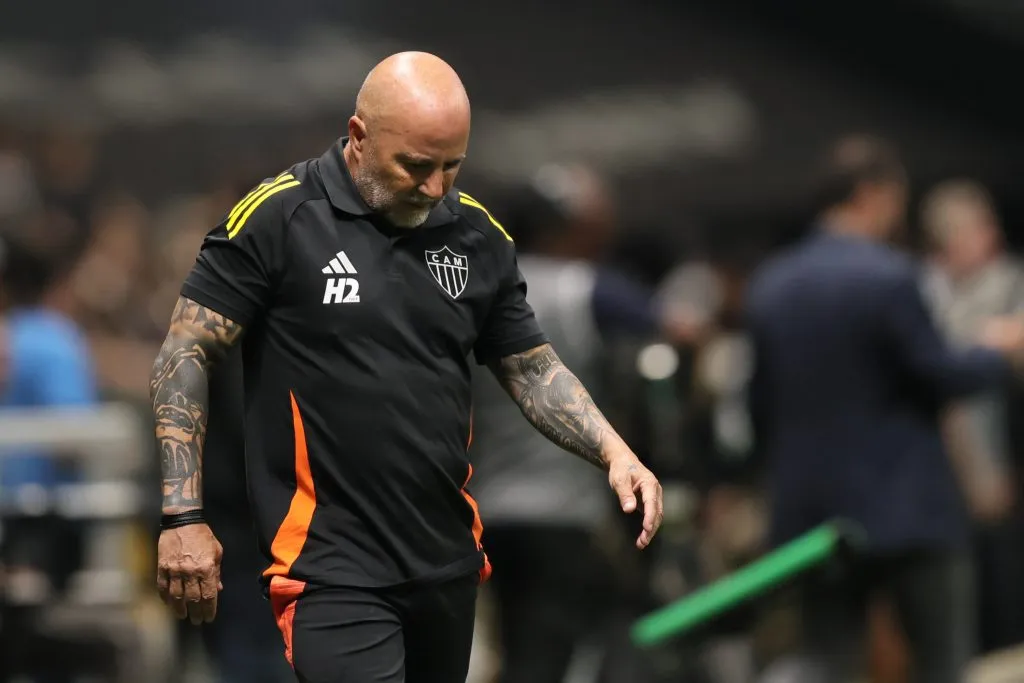 MG – BELO HORIZONTE – 14/09/2025 – BRASILEIRO A 2025, ATLETICO-MG X SANTOS – Jorge Sampaoli tecnico do Atletico-MG lamenta durante partida contra o Santos no estadio Arena MRV pelo campeonato Brasileiro A 2025. Foto: Gilson Lobo/AGIF