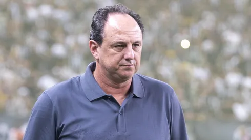 Rogério Ceni durante partida contra o Ceará no Campeonato Brasileiro de 2025.