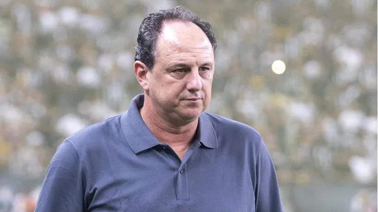 Rogério Ceni durante partida contra o Ceará no Campeonato Brasileiro de 2025.