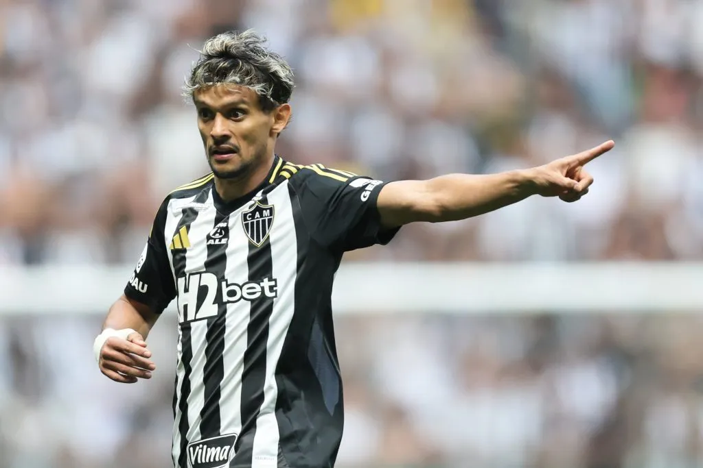 MG – BELO HORIZONTE – 14/09/2025 – BRASILEIRO A 2025, ATLETICO-MG X SANTOS – Gustavo Scarpa jogador do Atletico-MG durante partida contra o Santos no estadio Arena MRV pelo campeonato Brasileiro A 2025. Foto: Gilson Lobo/AGIF