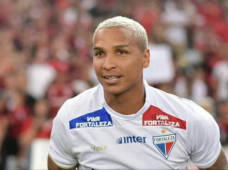 Deyverson abraça torcida do Palmeiras após derrota do Fortaleza