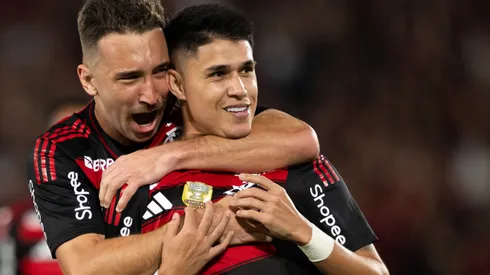 Léo Ortíz e Luiz Araújo durante confronto contra o São Paulo no Campeonato Brasileiro de 2025.