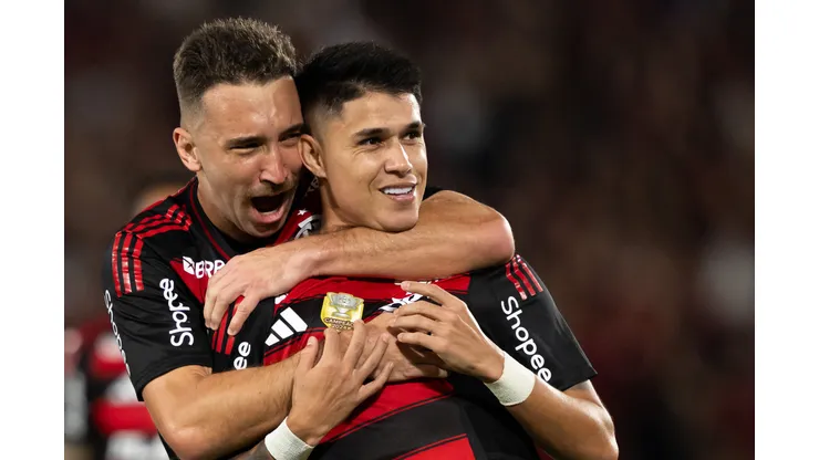 Léo Ortíz e Luiz Araújo durante confronto contra o São Paulo no Campeonato Brasileiro de 2025.