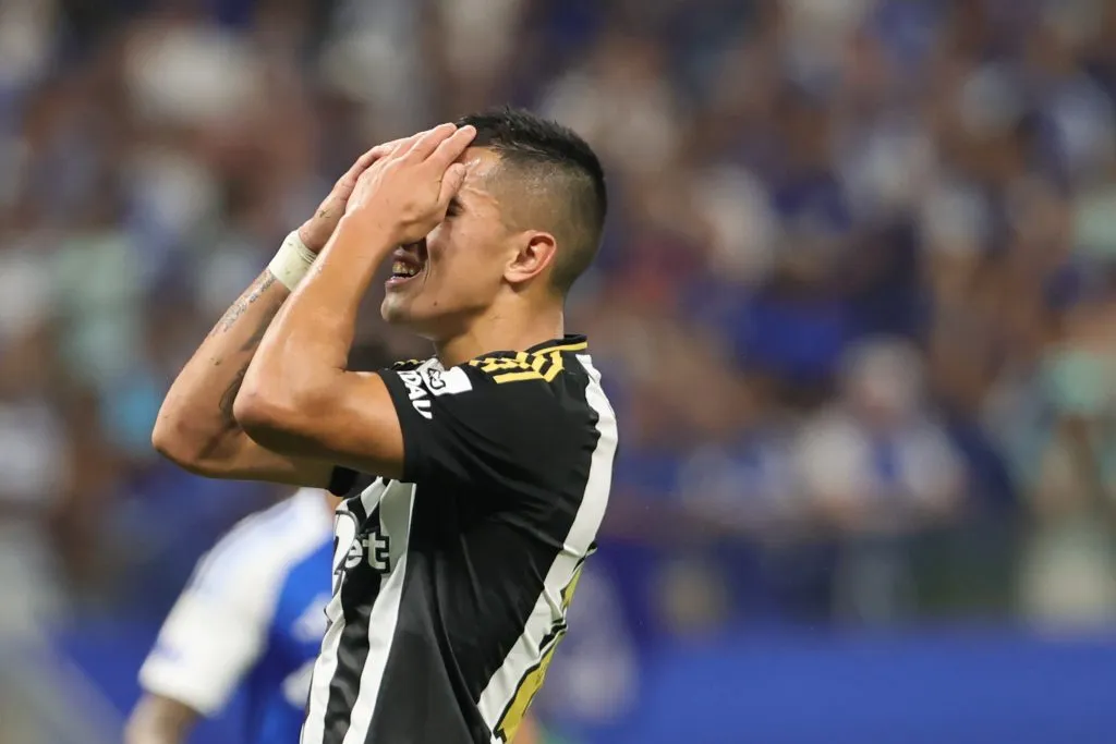 MG – BELO HORIZONTE – 11/09/2025 – COPA DO BRASIL 2025, CRUZEIRO X ATLETICO-MG – Cuello jogador do Atletico-MG lamenta durante partida contra o Cruzeiro no estadio Mineirao pelo campeonato Copa Do Brasil 2025. Foto: Gilson Lobo/AGIF