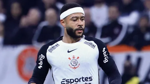 Memphis Depay durante confronto contra o Cruzeiro no Brasileirão 2025.