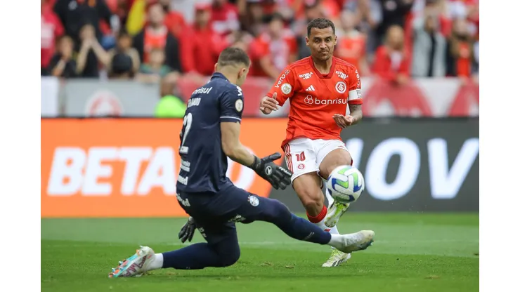 PORTO ALEGRE, BRAZIL - OCTOBER 8: Alan Patrick of Internacional and Gabriel Grando of Gremio compete for the ball during the match between Internacional and Gremio as part of Brasileirao 2023 at Beira-Rio Stadium on October 8, 2023 in Porto Alegre, Brazil. (Photo by Pedro H. Tesch/Getty Images)