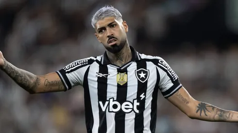 Alexander Barboza durante confronto contra o Atlético-MG no Brasileirão 2025.