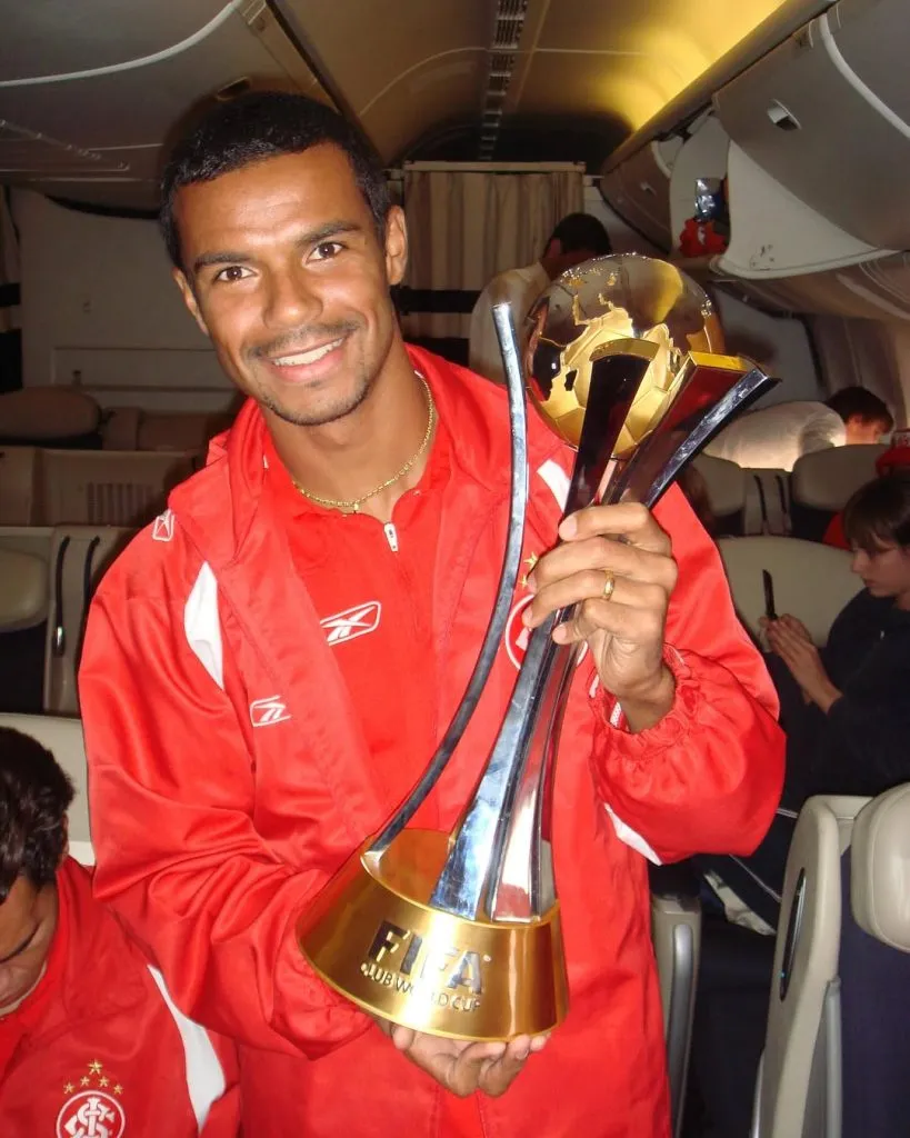 Rubens Cardoso com a taça do Mundial de Clubes de 2006. Foto: Reprodução / Instagram do jogador