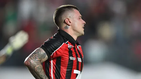 BA – SALVADOR – 20/09/2025 – BRASILEIRO A 2025, VITORIA X FLUMINENSE – Renato Kayzer jogador do Vitoria lamenta derrota ao final da partida contra o Fluminense no estadio Barradao pelo campeonato Brasileiro A 2025. Foto: Jhony Pinho/AGIF