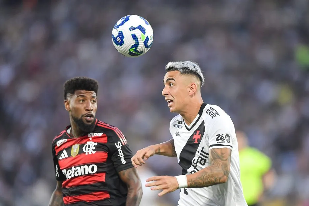 RJ – RIO DE JANEIRO – 21/09/2025 – BRASILEIRO A 2025, FLAMENGO X VASCO – Emerson Royal jogador do Flamengo disputa lance com Puma Rodriguez jogador do Vasco durante partida no estadio Maracana pelo campeonato Brasileiro A 2025. Foto: Thiago Ribeiro/AGIF