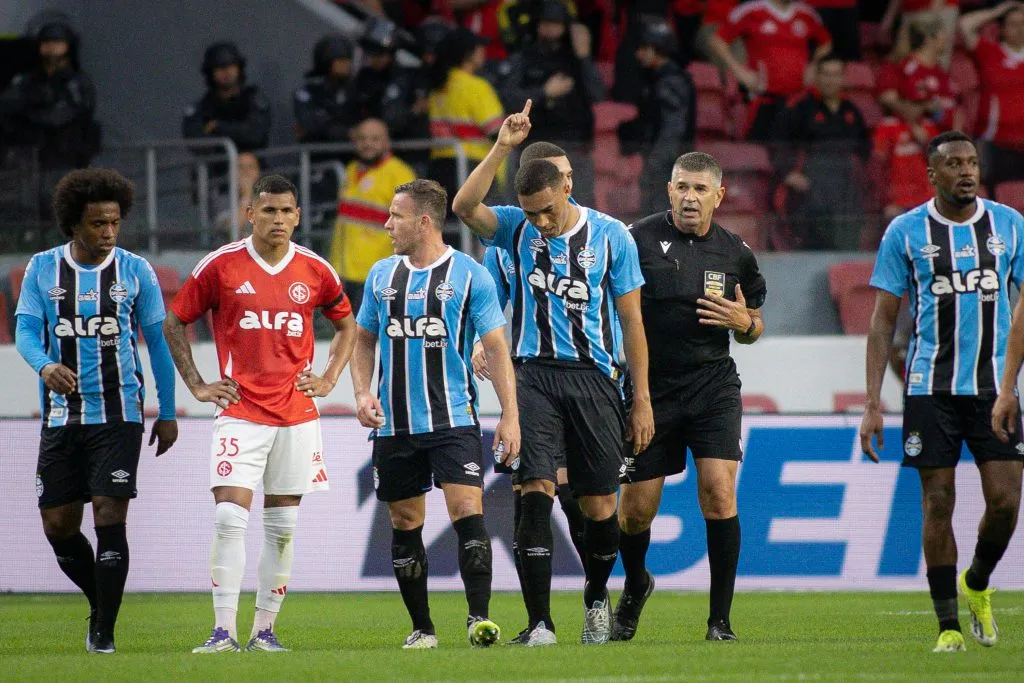 Willian jogador do Gremio com jogadores do seu time durante partida contra o Internacional no estadio Beira-Rio pelo campeonato Brasileiro A 2025. Foto: Maxi Franzoi/AGIF