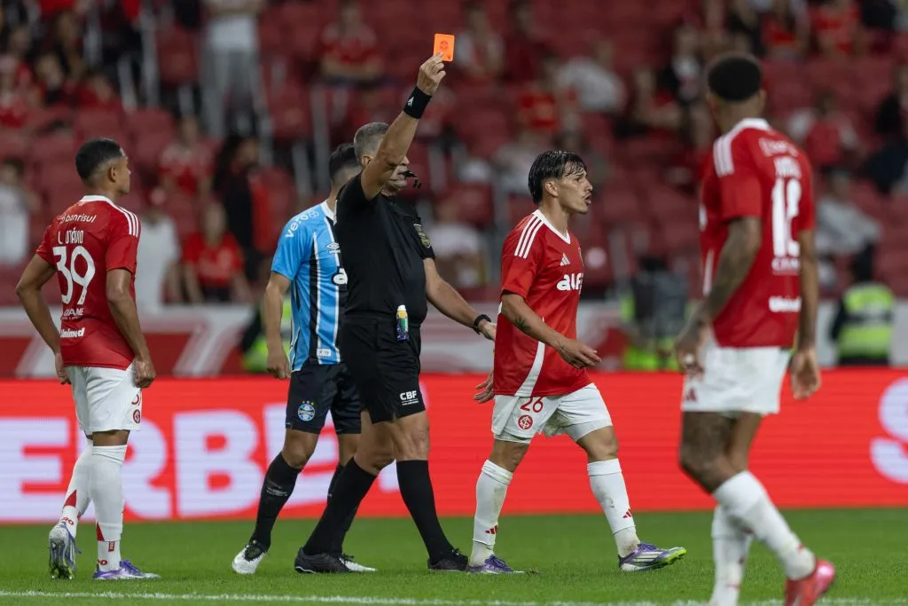 Alexandro Bernabei jogador do Internacional recebe cartao vermelho do arbitro durante partida contra o Gremio no estadio Beira-Rio pelo campeonato Brasileiro A 2025. Foto: Liamara Polli/AGIF