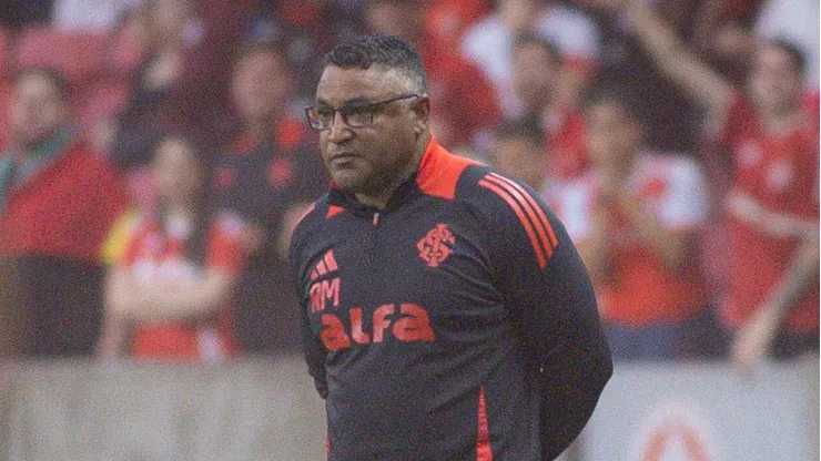 Roger Machado tecnico do Internacional durante partida contra o Gremio no estadio Beira-Rio pelo campeonato Brasileiro A 2025. Foto: Maxi Franzoi/AGIF