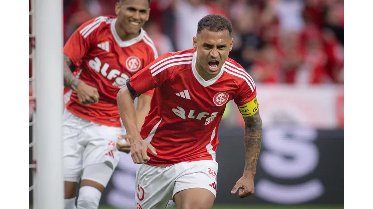 RS - PORTO ALEGRE - 21/09/2025 - BRASILEIRO A 2025, INTERNACIONAL X GREMIO - Alan Patrick jogador do Internacional comemora seu gol durante partida contra o Gremio no estadio Beira-Rio pelo campeonato Brasileiro A 2025. Foto: Maxi Franzoi/AGIF