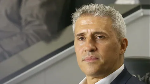 Crespo tecnico do Sao Paulo durante partida contra o Santos no estadio Vila Belmiro pelo campeonato Brasileiro A 2025. Foto: Mauricio De Souza/AGIF