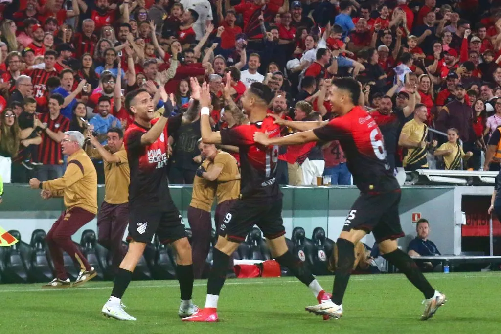 Luiz Fernando jogador do Athletico-PR comemora seu gol durante partida contra o Vila Nova-GO no estadio Arena da Baixada pelo campeonato Brasileiro B 2025. Foto: Gabriel Machado/AGIF
