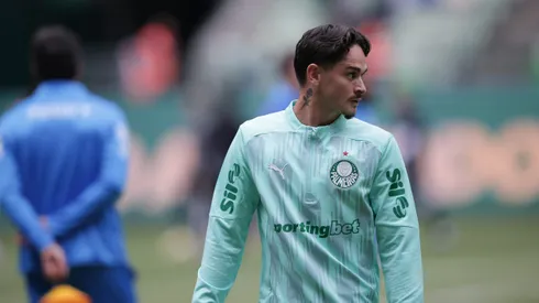 Khellven jogador do Palmeiras durante aquecimento antes da partida contra o Ceara no estadio Arena Allianz Parque pelo campeonato Brasileiro A 2025.