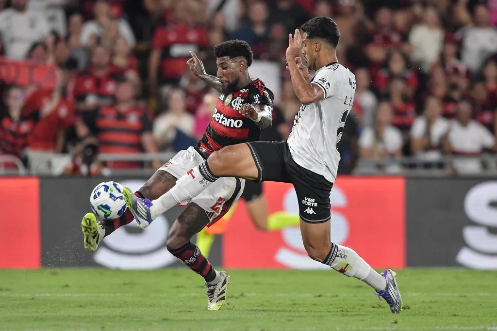 RJ – RIO DE JANEIRO – 21/09/2025 – BRASILEIRO A 2025, FLAMENGO X VASCO – Emerson Royal jogador do Flamengo disputa lance com Lucas Oliveira jogador do Vasco durante partida no estadio Maracana pelo campeonato Brasileiro A 2025. Foto: Thiago Ribeiro/AGIF