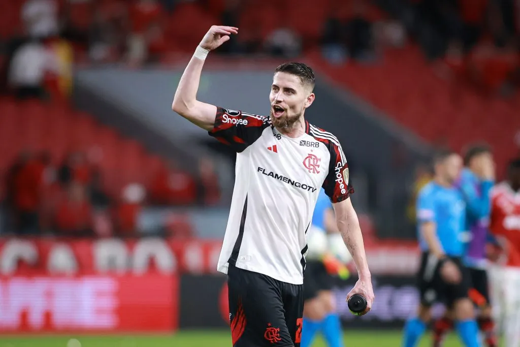 RS – PORTO ALEGRE – 20/08/2025 – COPA LIBERTADORES 2025, INTERNACIONAL X FLAMENGO – Jorginho jogador do Flamengo comemora vitoria ao final da partida contra o Internacional no estadio Beira-Rio pelo campeonato Copa Libertadores 2025. Foto: Maxi Franzoi/AGIF