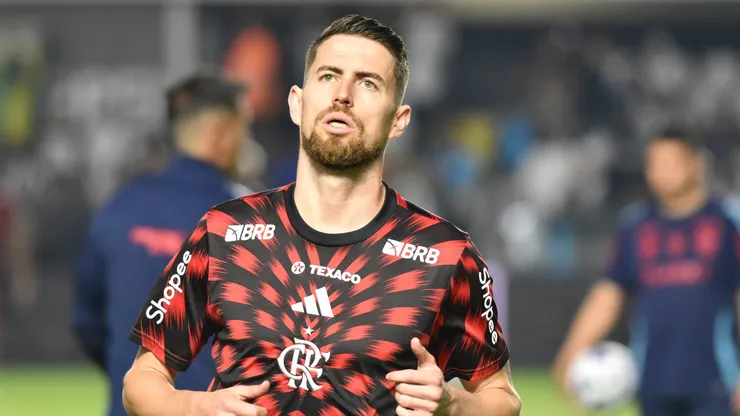 Jorginho jogador do Flamengo durante aquecimento antes da partida contra o Santos no estadio Vila Belmiro pelo campeonato Brasileiro A 2025.