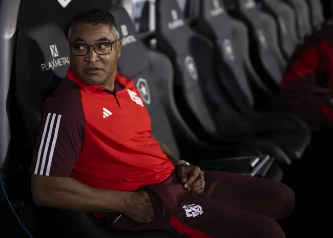 Roger Machado durante partida contra o Botafogo no Campeonato Brasileiro de 2024. Foto: Jorge Rodrigues/AGIF