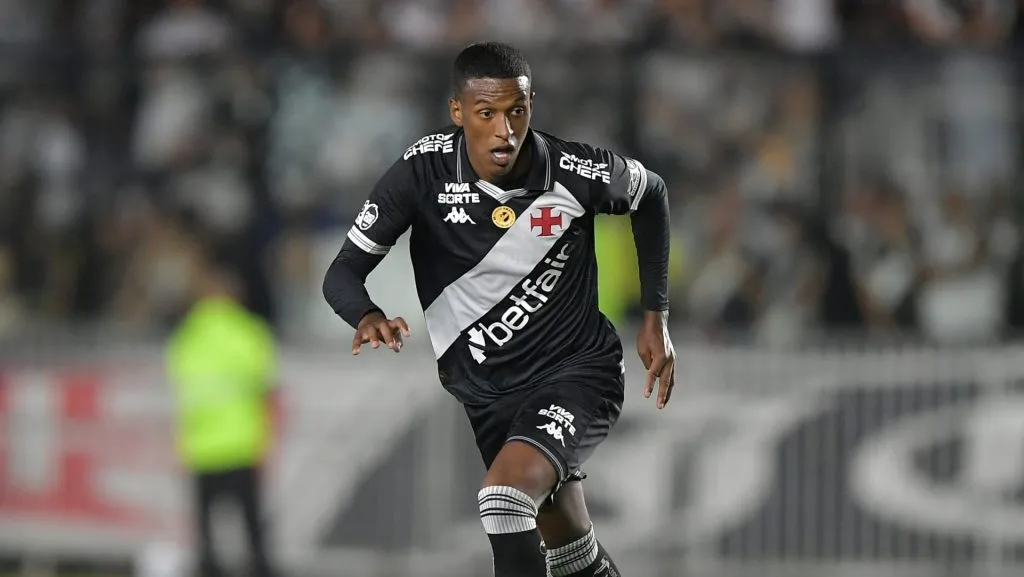 Robert Renan, do Vasco, virou assunto nas redes sociais. Foto: Thiago Ribeiro/AGIF