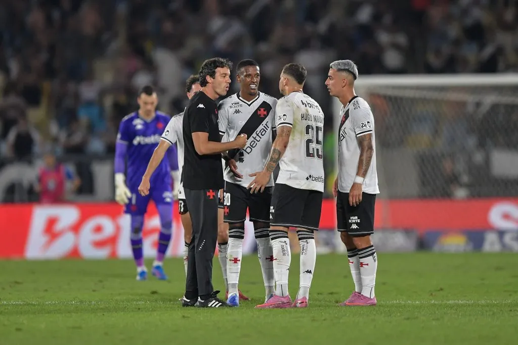 Robert Renan jogador do Vasco recebe atendimento medico durante partida contra o Flamengo no estadio Maracana pelo campeonato Brasileiro A 2025. Foto: Thiago Ribeiro/AGIF