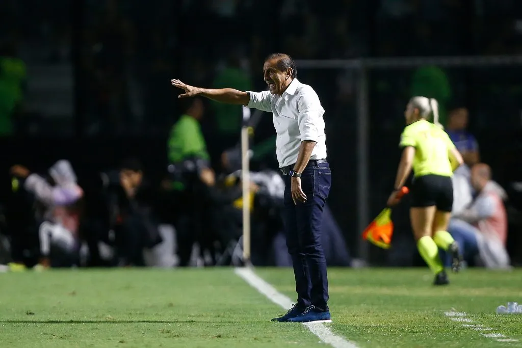 RIO DE JANEIRO, BRAZIL – OCTOBER 26: Ramon Diaz coach of Vasco da Gama reacts during the match between Vasco Da Gama and Internacional as part of Brasileirao 2023 at Sao Januario Stadium on October 26, 2023 in Rio de Janeiro, Brazil. (Photo by Wagner Meier/Getty Images)