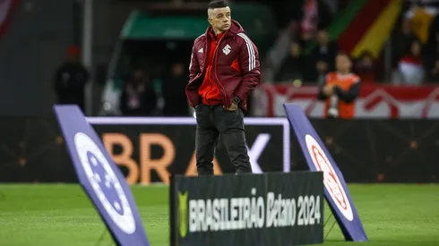 PORTO ALEGRE, BRAZIL – AUGUST 25: Andres D'Alessandro, former Internacional player and now Sporting Director walks the field before the match between Internacional and Cruzeiro as part of Brasileirao 2024 at Beira-Rio Stadium on August 25, 2024 in Porto Alegre, Brazil. (Photo by Pedro H. Tesch/Getty Images)