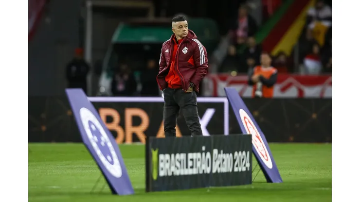 PORTO ALEGRE, BRAZIL - AUGUST 25: Andres D'Alessandro, former Internacional player and now Sporting Director walks the field before the match between Internacional and Cruzeiro as part of Brasileirao 2024 at Beira-Rio Stadium on August 25, 2024 in Porto Alegre, Brazil. (Photo by Pedro H. Tesch/Getty Images)