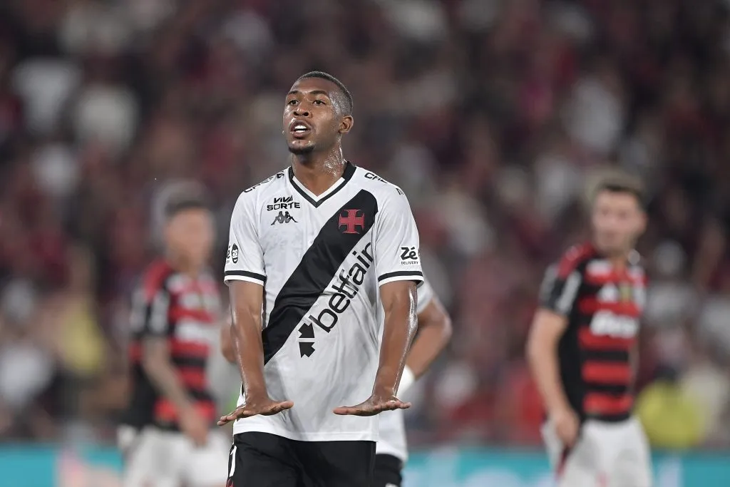 Rayan jogador do Vasco comemora seu gol durante partida contra o Flamengo no estadio Maracana pelo campeonato Brasileiro A 2025. Foto: Thiago Ribeiro/AGIF