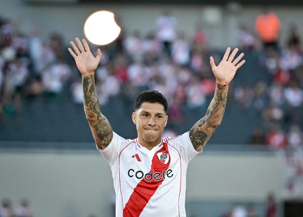 BUENOS AIRES, ARGENTINA – JANUARY 21: Enzo Perez of River Plate greets the fans prior to a international friendly match between River Plate and Mexico at Estadio Más Monumental Antonio Vespucio Liberti on January 21, 2025 in Buenos Aires, Argentina. (Photo by Marcelo Endelli/Getty Images)