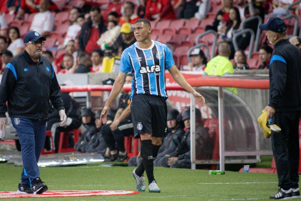 RS – PORTO ALEGRE – 21/09/2025 – BRASILEIRO A 2025, INTERNACIONAL X GREMIO – Carlos Vinicius jogador do Gremio durante partida contra o Internacional no estadio Beira-Rio pelo campeonato Brasileiro A 2025. Foto: Maxi Franzoi/AGIF