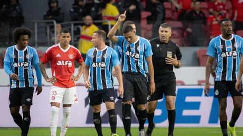 RS – PORTO ALEGRE – 21/09/2025 – BRASILEIRO A 2025, INTERNACIONAL X GREMIO – Carlos Vinicius jogador do Gremio comemora seu gol com jogadores do seu time durante partida contra o Internacional no estadio Beira-Rio pelo campeonato Brasileiro A 2025. Foto: Maxi Franzoi/AGIF