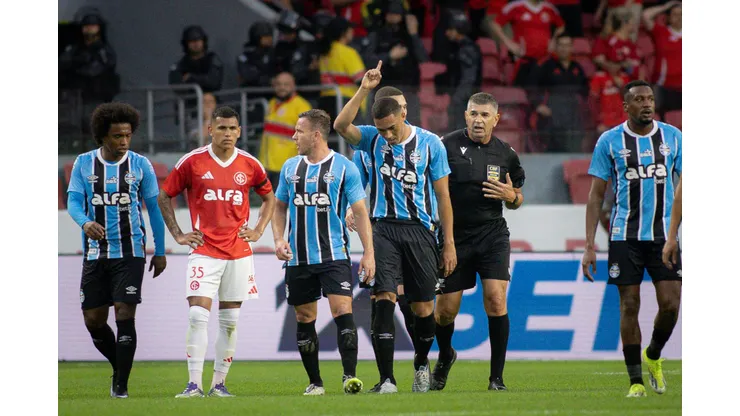 RS - PORTO ALEGRE - 21/09/2025 - BRASILEIRO A 2025, INTERNACIONAL X GREMIO - Carlos Vinicius jogador do Gremio comemora seu gol com jogadores do seu time durante partida contra o Internacional no estadio Beira-Rio pelo campeonato Brasileiro A 2025. Foto: Maxi Franzoi/AGIF