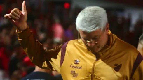 Odair Hellmann durante confronto contra o Vila Nova na Série B de 2025.