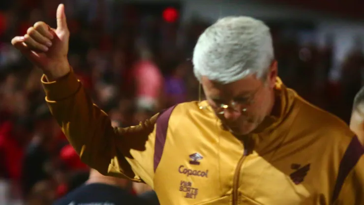 Odair Hellmann durante confronto contra o Vila Nova na Série B de 2025.