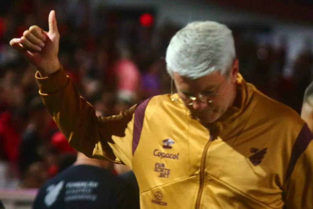 Odair Hellman tecnico do Athletico-PR durante partida contra o Vila Nova-GO no estadio Arena da Baixada pelo campeonato Brasileiro B 2025. Foto: Gabriel Machado/AGIF