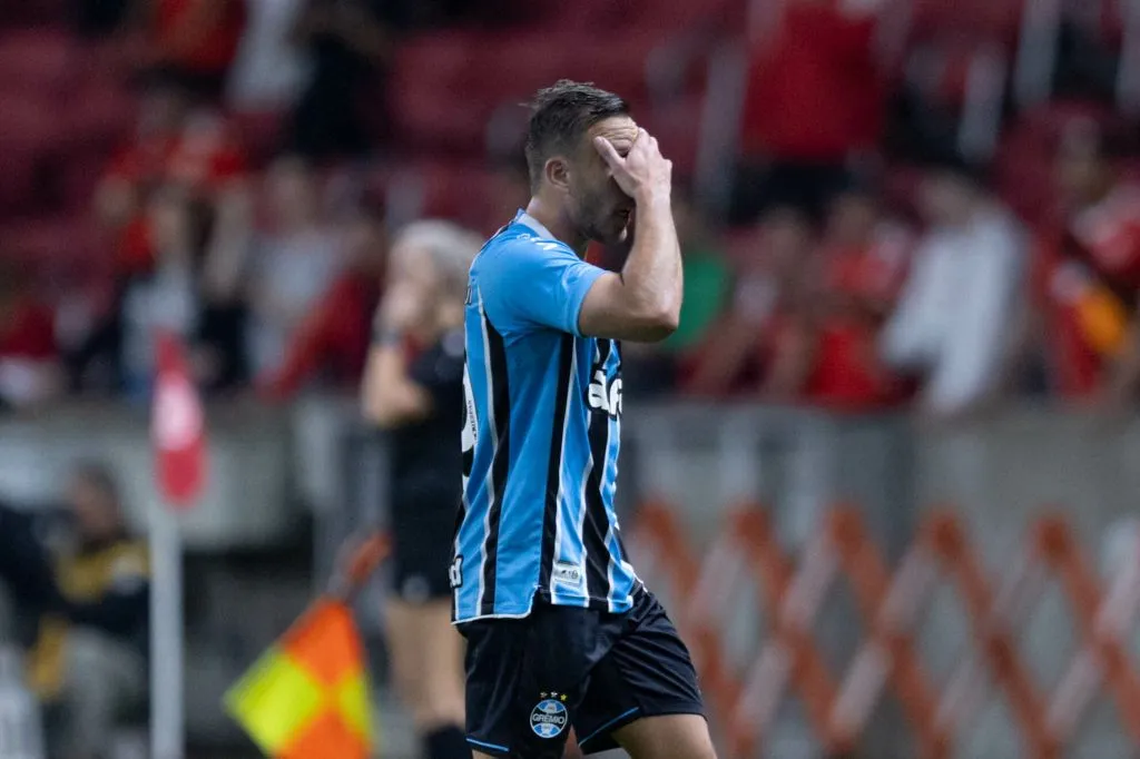 RS – PORTO ALEGRE – 21/09/2025 – BRASILEIRO A 2025, INTERNACIONAL X GREMIO – Arthur jogador do Gremio recebe cartao vermelho do arbitro durante partida contra o Internacional no estadio Beira-Rio pelo campeonato Brasileiro A 2025. Foto: Liamara Polli/AGIF