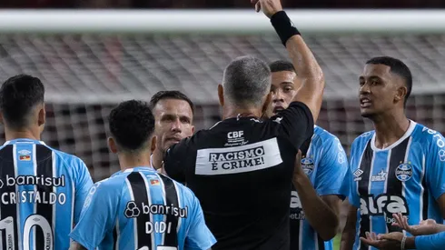 RS – PORTO ALEGRE – 21/09/2025 – BRASILEIRO A 2025, INTERNACIONAL X GREMIO – Arthur jogador do Gremio recebe cartao vermelho do arbitro durante partida contra o Internacional no estadio Beira-Rio pelo campeonato Brasileiro A 2025. Foto: Liamara Polli/AGIF