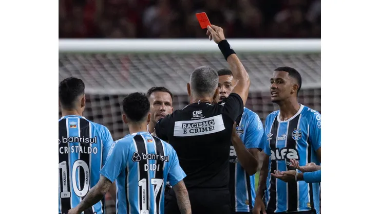 RS - PORTO ALEGRE - 21/09/2025 - BRASILEIRO A 2025, INTERNACIONAL X GREMIO - Arthur jogador do Gremio recebe cartao vermelho do arbitro durante partida contra o Internacional no estadio Beira-Rio pelo campeonato Brasileiro A 2025. Foto: Liamara Polli/AGIF