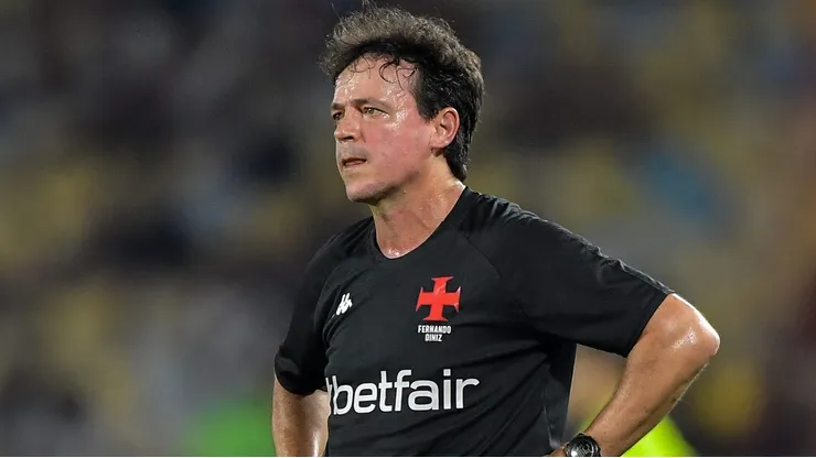 Fernando Diniz durante confronto contra o Flamengo no Campeonato Brasileiro de 2025.