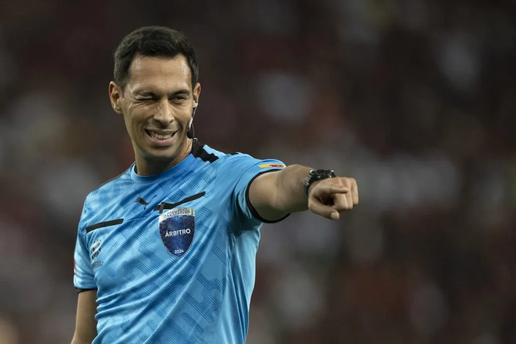 RJ – RIO DE JANEIRO – 28/05/2024 – COPA LIBERTADORES 2024, FLAMENGO X MILLONARIOS – O arbitro Facundo Tello durante partida entre Flamengo e Millonarios no estadio Maracana pelo campeonato Copa Libertadores 2024. Foto: Jorge Rodrigues/AGIF