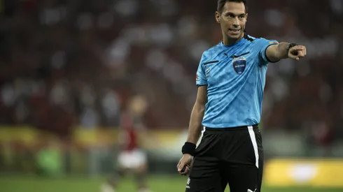 RJ – RIO DE JANEIRO – 28/05/2024 – COPA LIBERTADORES 2024, FLAMENGO X MILLONARIOS – O arbitro Facundo Tello durante partida entre Flamengo e Millonarios no estadio Maracana pelo campeonato Copa Libertadores 2024. Foto: Jorge Rodrigues/AGIF