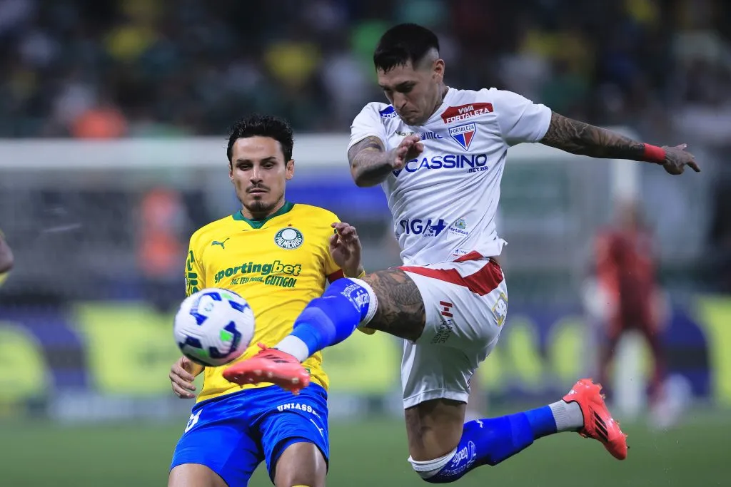 SP – SAO PAULO – 20/09/2025 – BRASILEIRO A 2025, PALMEIRAS X FORTALEZA – Raphael Veiga jogador do Palmeiras disputa lance com Gaston Avila jogador do Fortaleza durante partida no estadio Arena Allianz Parque pelo campeonato Brasileiro A 2025. Foto: Ettore Chiereguini/AGIF
