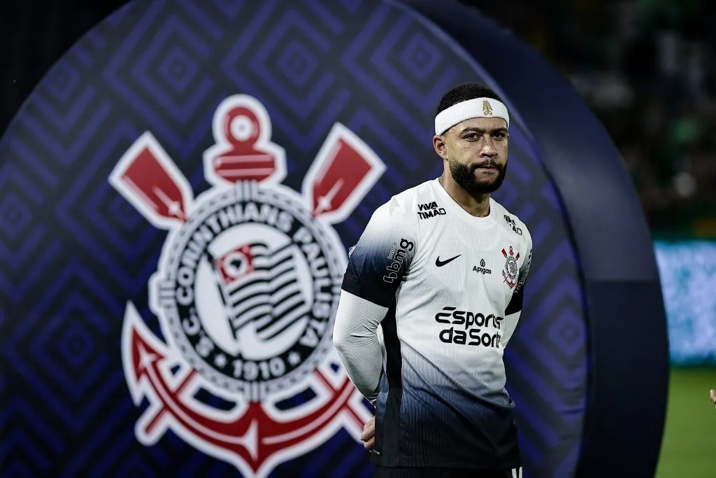 SP – BARUERI – 12/04/2025 – BRASILEIRO A 2025, PALMEIRAS X CORINTHIANS – Memphis Depay jogador do Palmeiras durante execucao do hino nacional antes da partida contra o Corinthians no estadio Arena Barueri pelo campeonato Brasileiro A 2025. Foto: Fabio Giannelli/AGIF