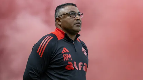 Roger Machado durante confronto contra o Grêmio no Brasileirão 2025.