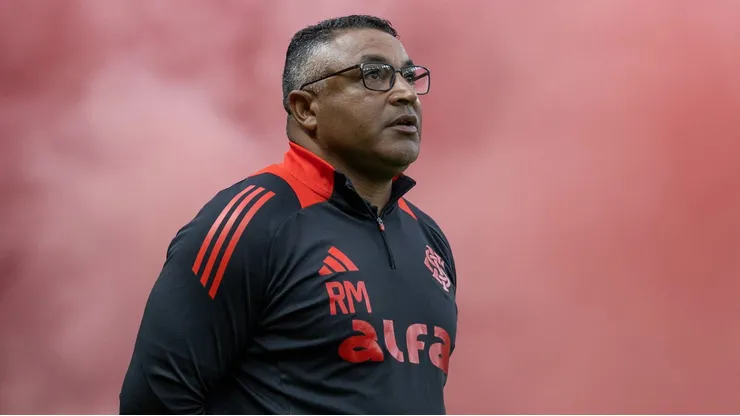 Roger Machado durante confronto contra o Grêmio no Brasileirão 2025.