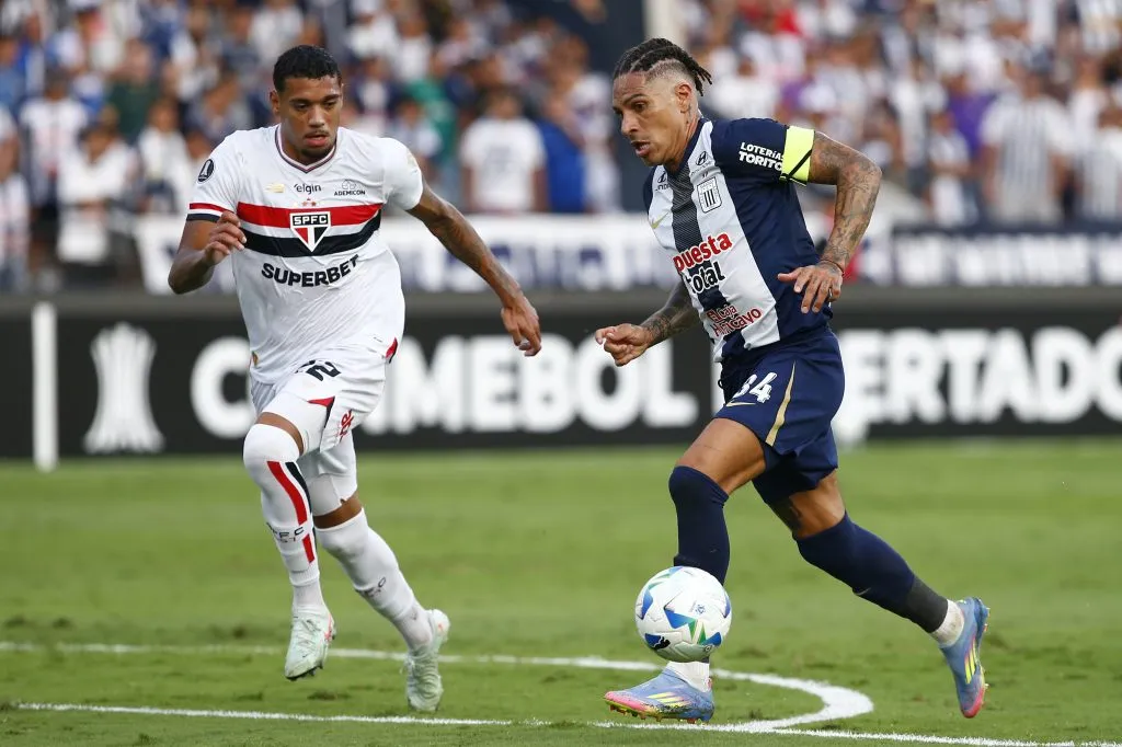 LIMA, PERU – MAY 06: Paolo Guerrero of Alianza Lima is challenged by Ruan Tressoldi of Sao Paulo and during a Copa CONMEBOL Libertadores 2025 game between Alianza Lima and Sao Paulo at Estadio Alejandro Villanueva on May 06, 2025 in Lima, Peru. (Photo by Fernando Sangama/Getty Images)