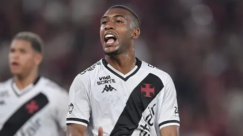 Rayan jogador do Vasco comemora seu gol durante partida contra o Flamengo no estadio Maracana pelo campeonato Brasileiro A 2025. Foto: Thiago Ribeiro/AGIF